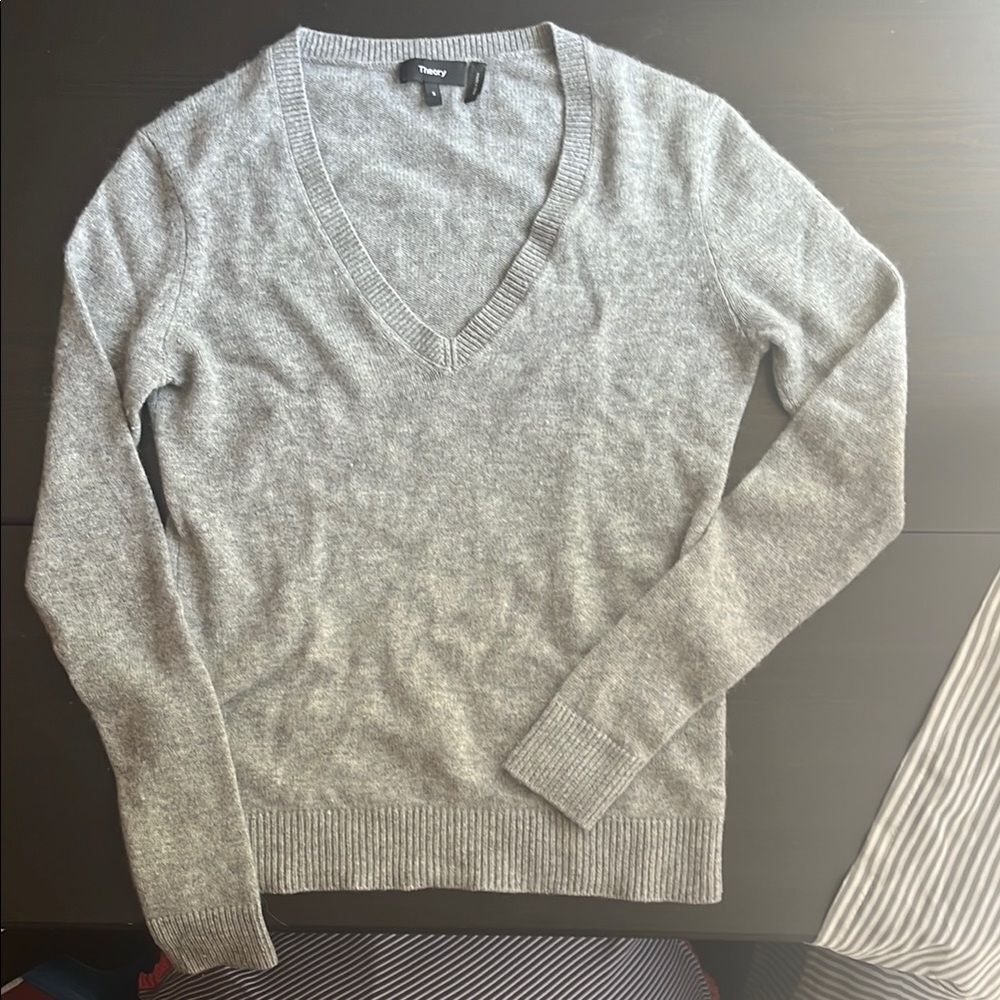 THEORY Super Soft' Gray V-Neck Sweater S